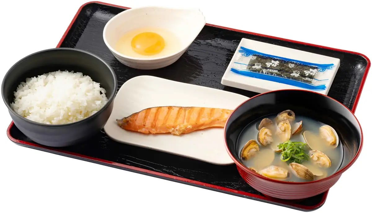 Grilled Salmon, Seasoned Nori, Raw Egg, Medium Rice, Shellfish Soup ¥777 (tax included)