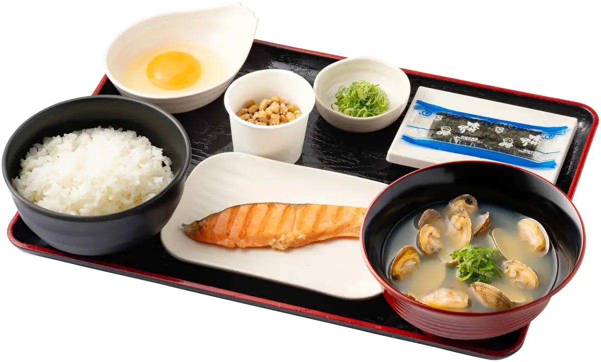 Grilled Salmon, Natto, Seasoned Nori, Raw Egg, Medium Rice, Shellfish Soup ¥854 (tax included)