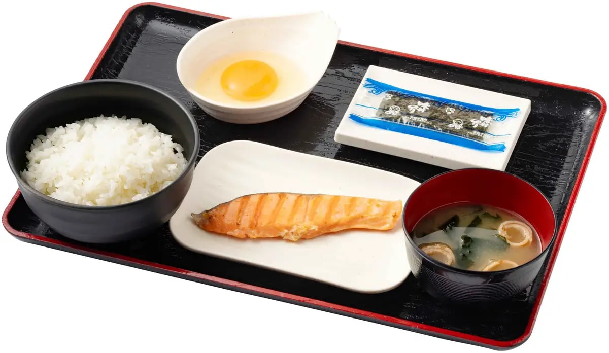 Grilled Salmon, Seasoned Nori, Raw Egg, Medium Rice, Miso Soup ¥637 (tax included)