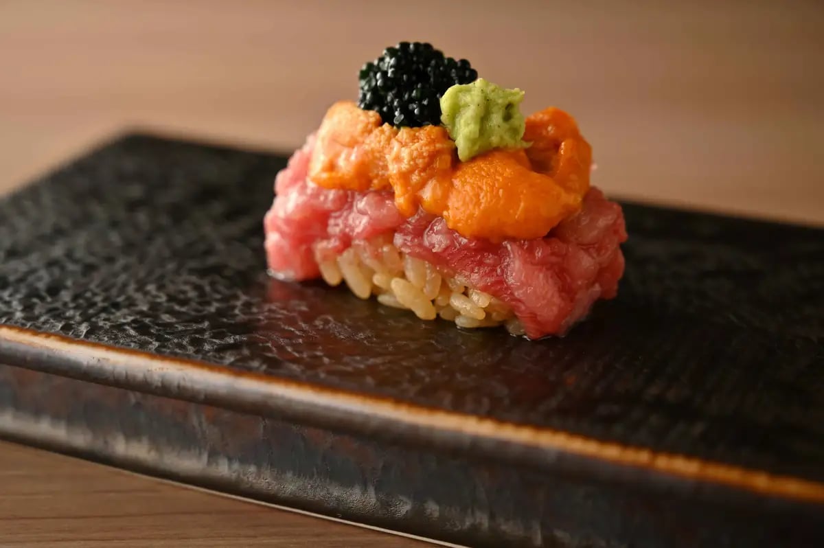 In Photo 1, toro and uni sweetness are balanced with the saltiness of caviar.