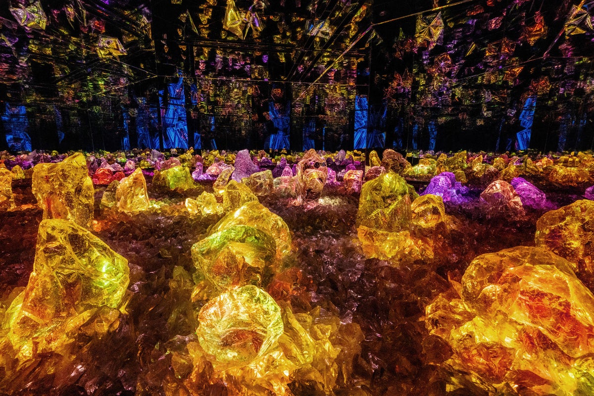 teamLab, Teahouse in a Sea of Light - Hitotsubu-an ©︎ teamLab *Shot in real space. No AI or CGI.