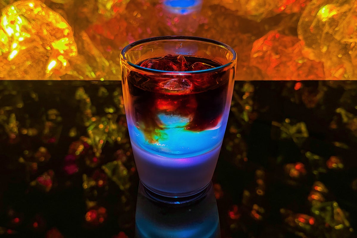 Tea in Spontaneous Order, 2021 - ©︎ teamLab * Shot in real space. No AI or CGI. * No artificial coloring.