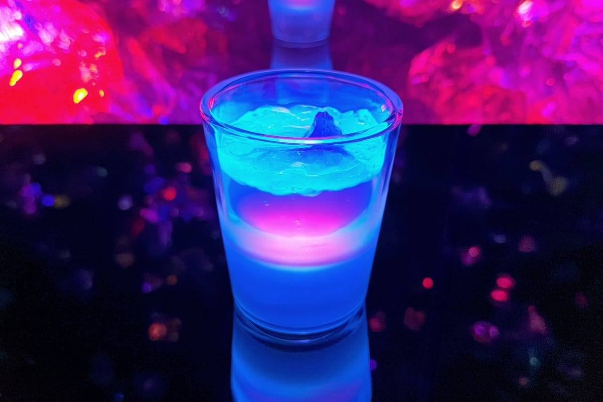 Tea in Spontaneous Order, 2021 - ©︎ teamLab * Shot in real space. No AI or CGI. * No artificial coloring.