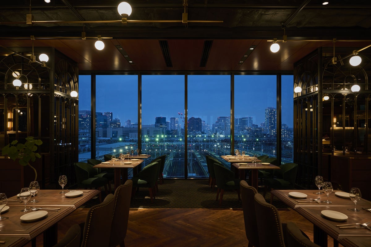 The latest trend spot opening in spring 2026, Oimachi Tracks on the 5th floor, welcomes guests to a space reminiscent of European dining cars. With large windows overlooking the train yard, you can enjoy your meal while watching the changing scenery. For Christmas 2026, a special course blending classic French cuisine with new sensibilities will be offered, creating a memorable Christmas night.