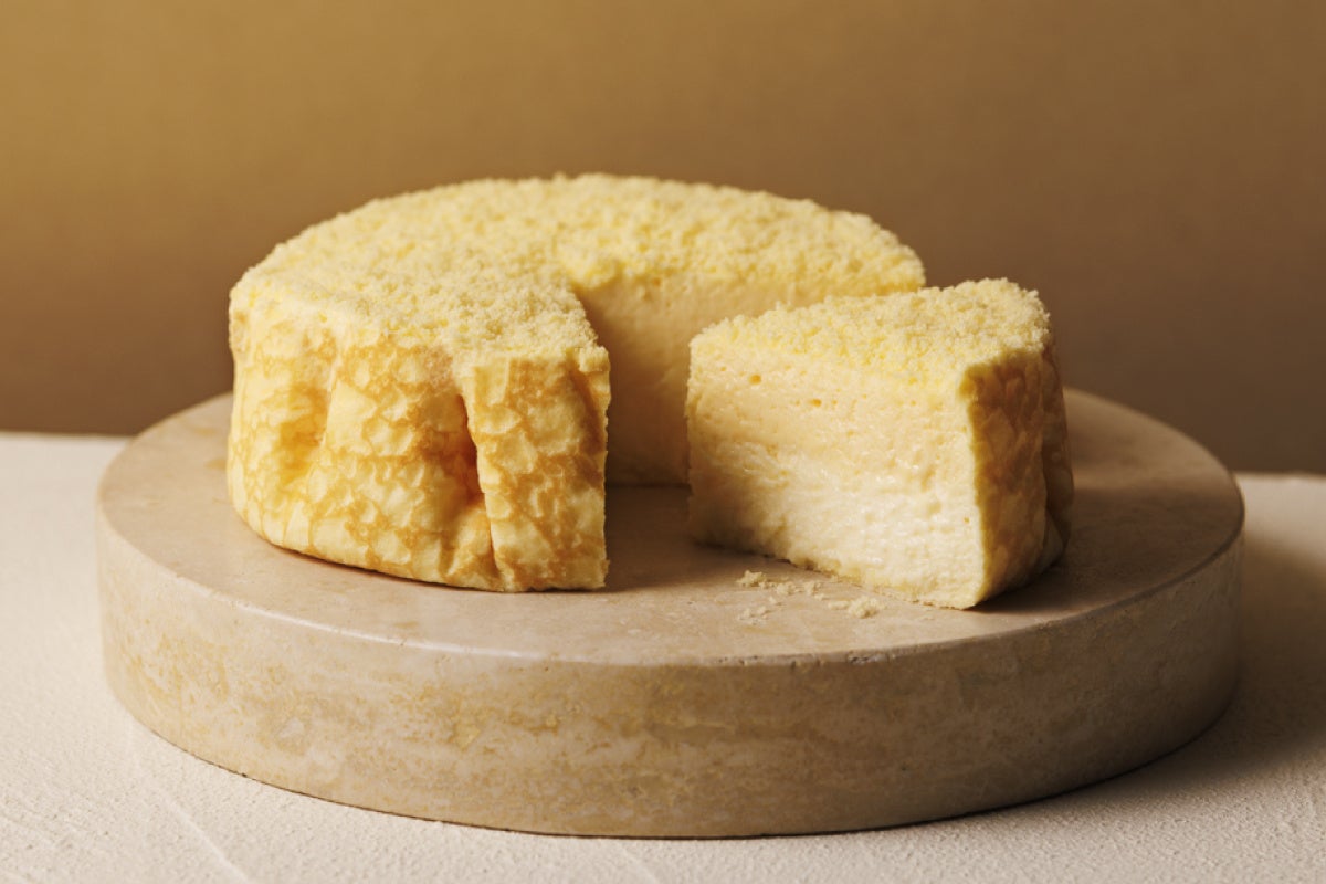 Cake with a blend of French and Hokkaido cheeses and fresh cream — ¥2,160 (tax included) in a paper can box, ¥2,376 (tax included) in a foam box, crafted with the best milk and cheese, limited by box type.