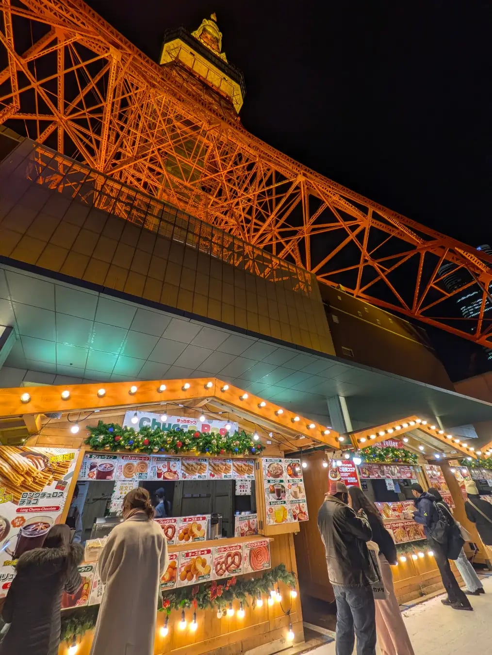 The TOKYO TOWER Christmas Market 2026 is held at a prime location with a direct view of Tokyo Tower above, offering seasonal food and drinks during the Christmas season. The unique joy of a Christmas market is not only tasting delicious food and drinks but also enjoying seasonal shopping while exploring the venue. The site also features Christmas goods, making it a perfect place for holiday shopping.