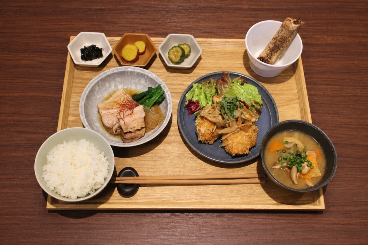 The autumn limited 'Shuurei Gozen' features two main dishes: 'Sappari Kinoko no Wafu Sauce Hirekatsu' and 'Horotoro GEN Kakuni', served with dry ribs and three small side dishes, rice, and pork soup, priced at ¥1,980 (tax included).