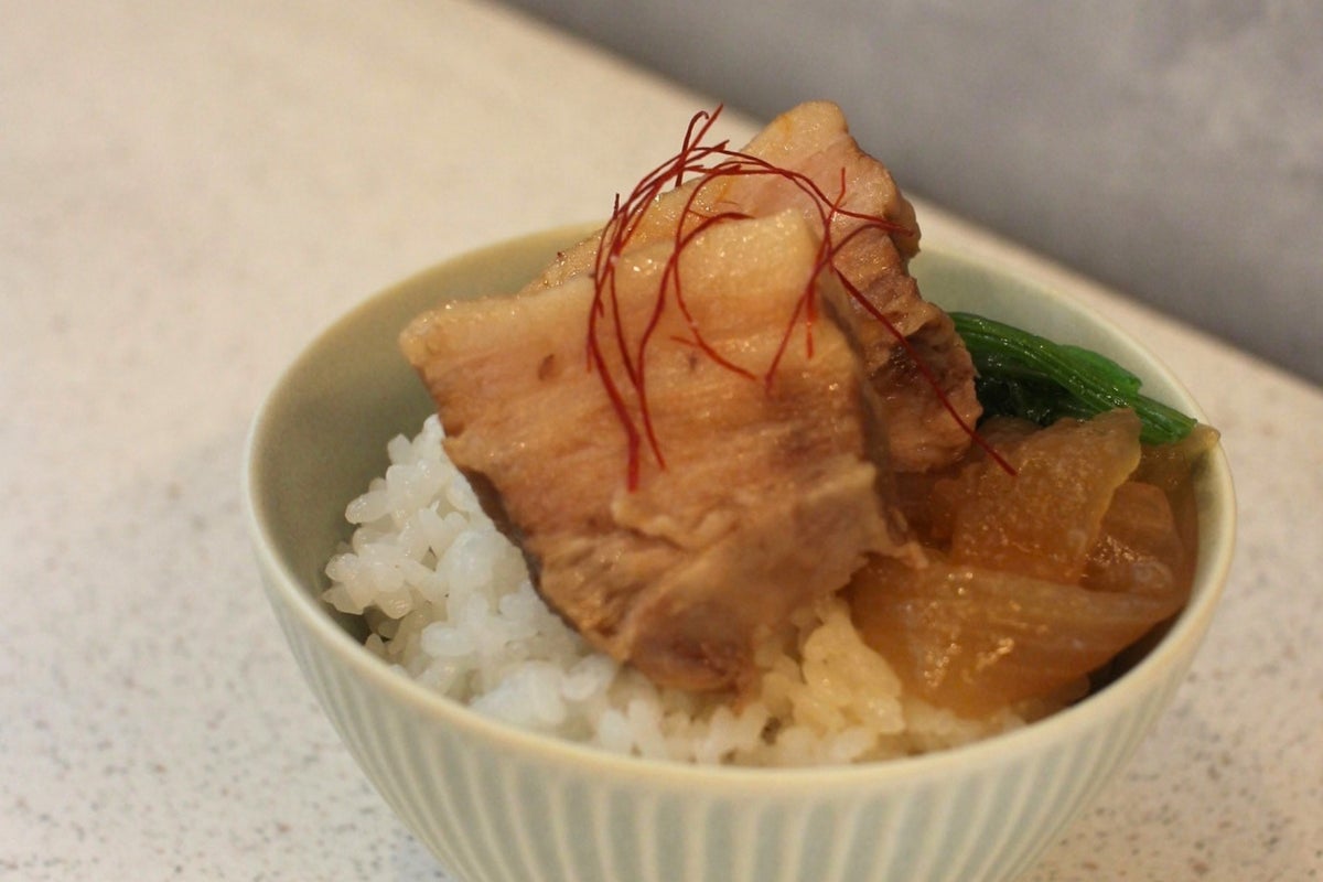 The 'Horotoro GEN Kakuni' is also recommended as a kakuni donburi by placing it over rice.