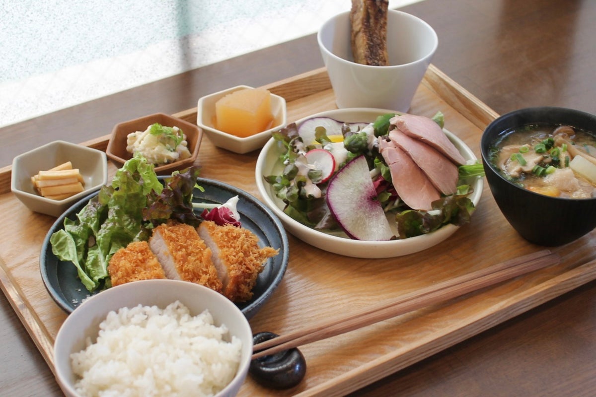 Choose two favorite mains with the 'Luxury Gozen'. The photo shows a combination of pork loin cutlet and today's salad.