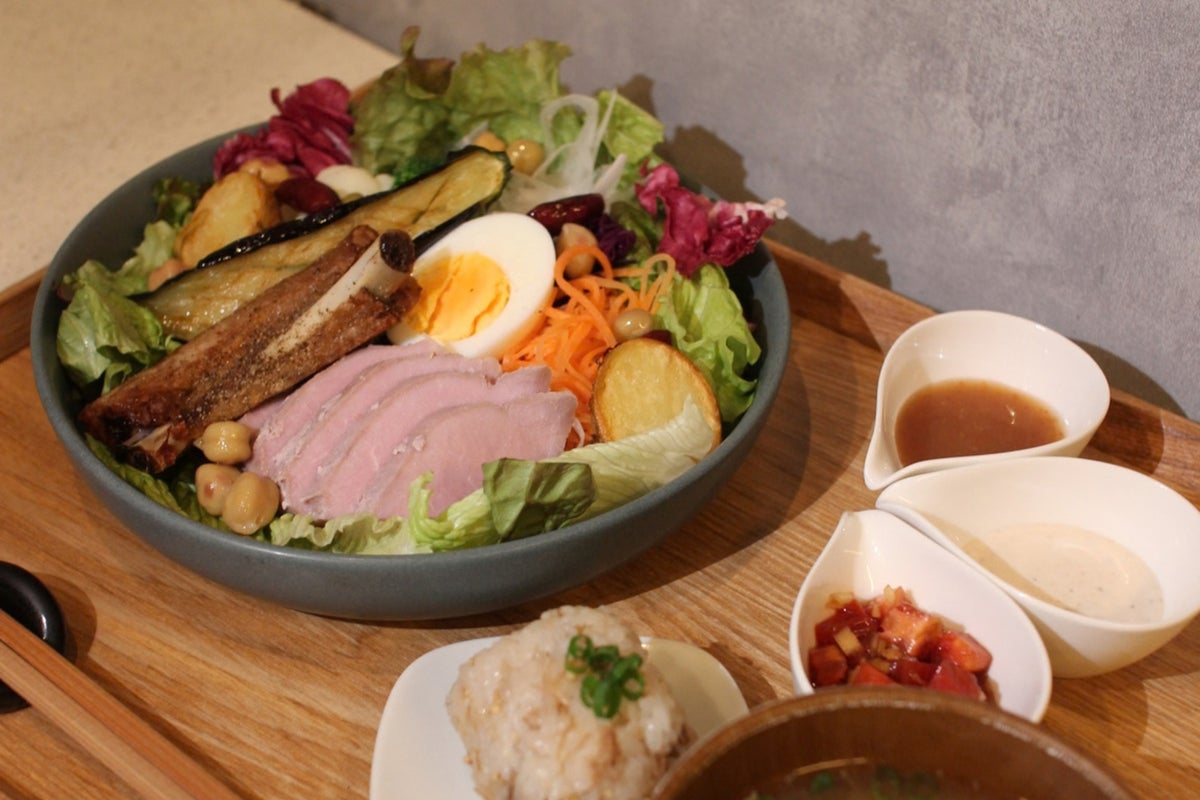 The gentle 'Power Balance Plate' offers a well-balanced meal of proteins and vegetables.