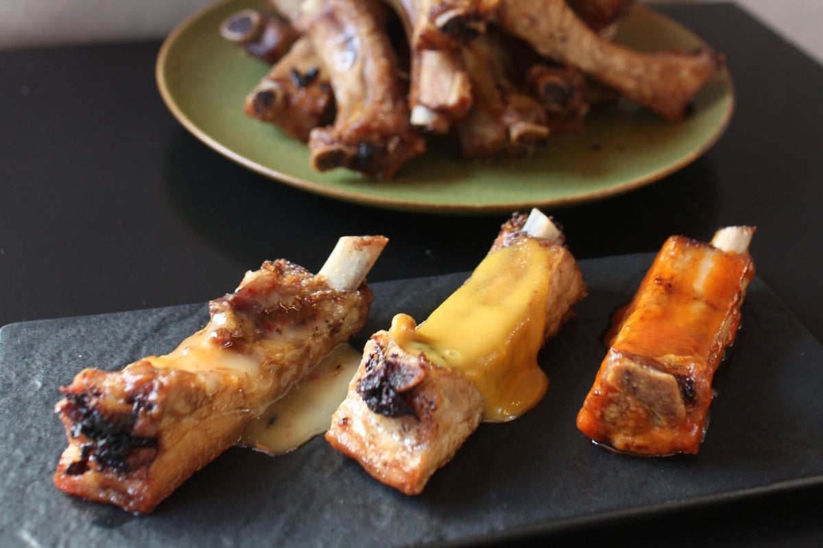 Our signature dish, 'Dry Ribs', is slow-cooked in low-temperature oil and freshly fried upon order. It features tender, fragrant meat that melts in your mouth.