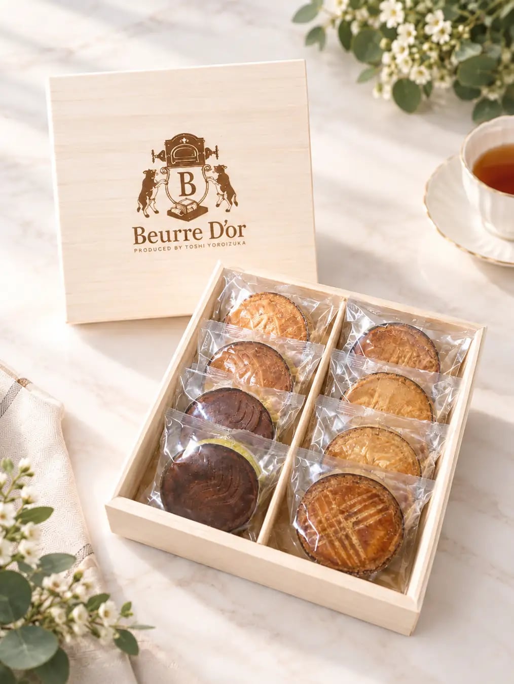 A gift set in a wooden box inspired by the rustic scenery of Brittany, France, filled with carefully selected baked goods. Perfect as a European-style gift.