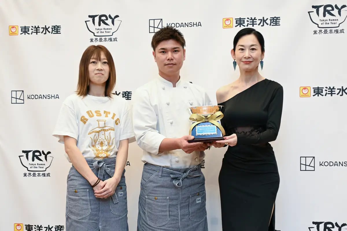 'Handmade Ramen Shop Rustic Noodles' Owner Yuka Tanaka (left), Chef Takashi Tanaka (center), and TRY judge Leila (right) ©Kodansha BECK/Kodansha