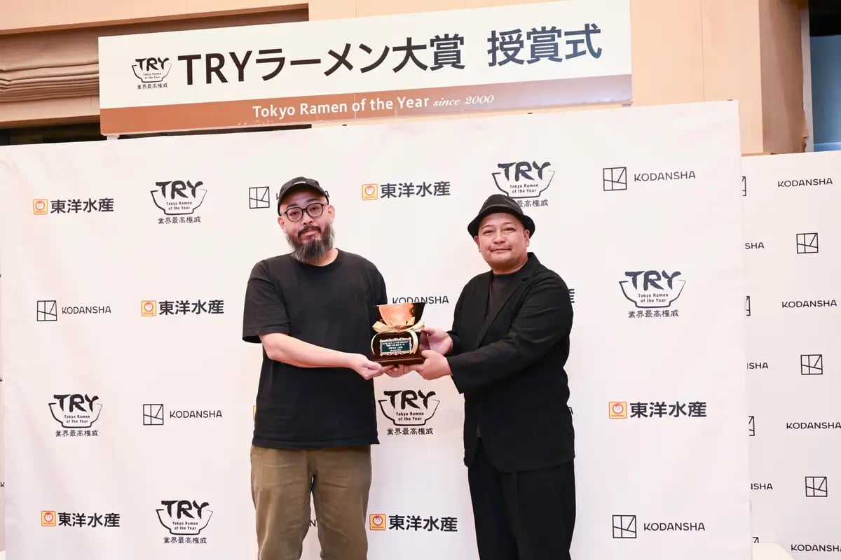 'Chuka Soba Shibata' Owner Takashi Shibata (left), Famous Shop Judge Norihiro Hoshino (right) ©Kodansha BECK/Kodansha