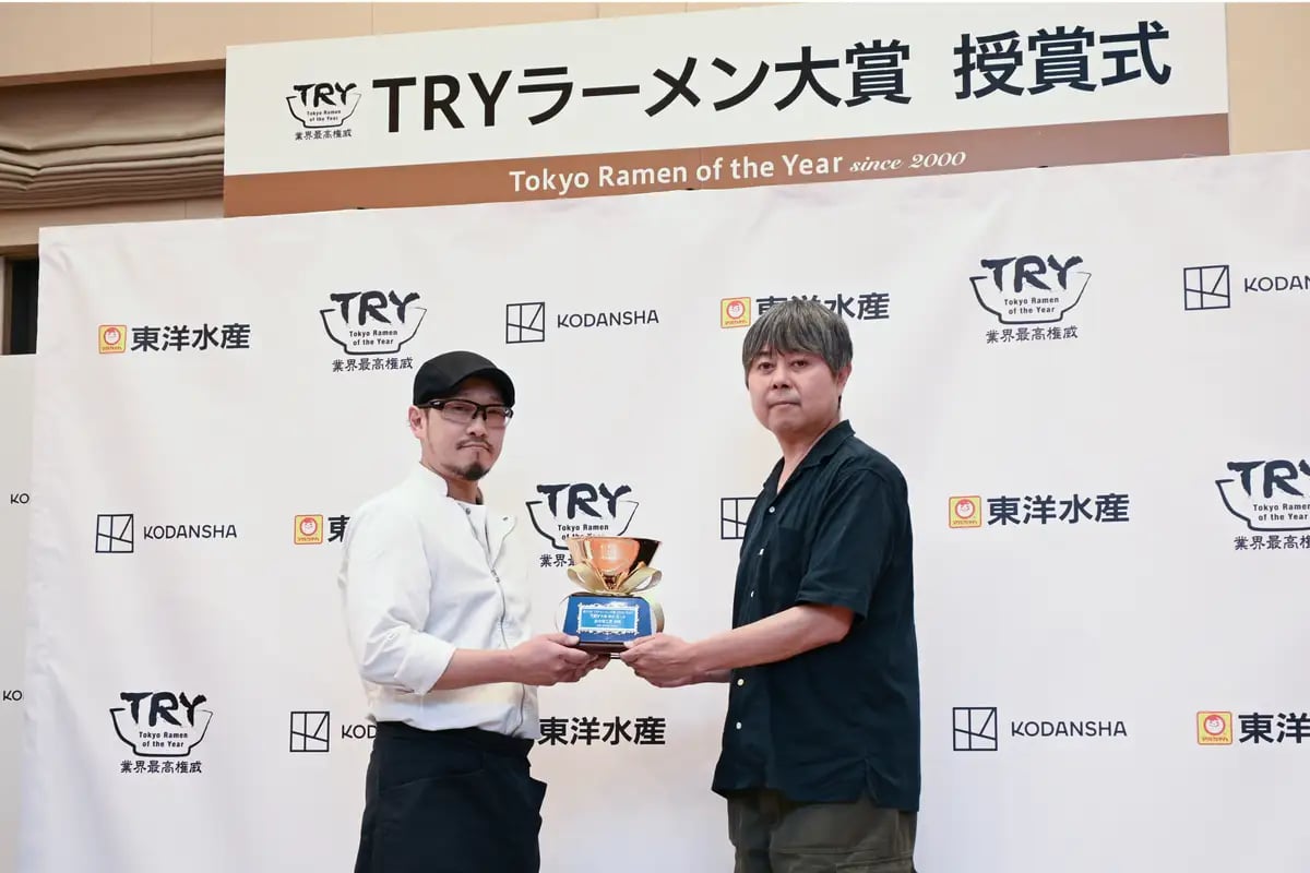 'Creative Noodle Workshop Naruryu' Owner Kazuo Saito (left), TRY judge Shirasu (right) ©Kodansha BECK/Kodansha