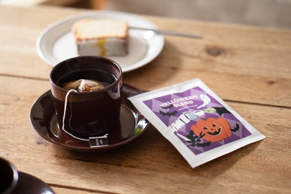 Enjoy the seasonal flavors with our Caramel Apple Pie Latte, available in Short for ¥850 (tax included) and Tall for ¥950 (tax included). For a richer experience, try the Blackberry Mont Blanc, priced at ¥850 for Short and ¥950 for Tall (tax included). Savor our Autumn Chestnut and Hojicha Pound Cake, a perfect autumn treat, for ¥460 (tax included). Pair your pastry with our Half-sized Coffee and Brunch Combo for ¥980 or the Full-sized for ¥1,870. For coffee enthusiasts, we offer the Autumn Blend coffee beans at ¥2,052 and a 5-pack of drip bags for ¥1,080, or single drip bags at ¥216. Celebrate the season with our Halloween Blend coffee beans at ¥2,052 and a 5-pack of drip bags for ¥1,080, or single bags at ¥216.